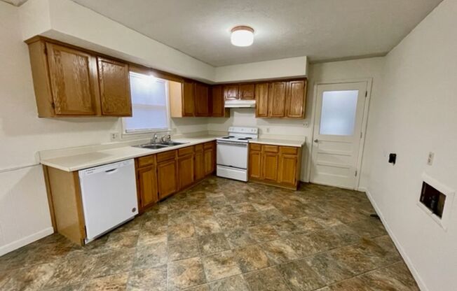 3 beds, 1 bath, $1,250