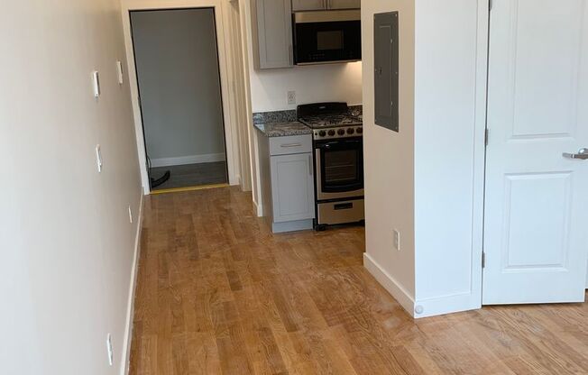 Studio, 1 bath, 415 sqft, $1,595, Unit 64-207