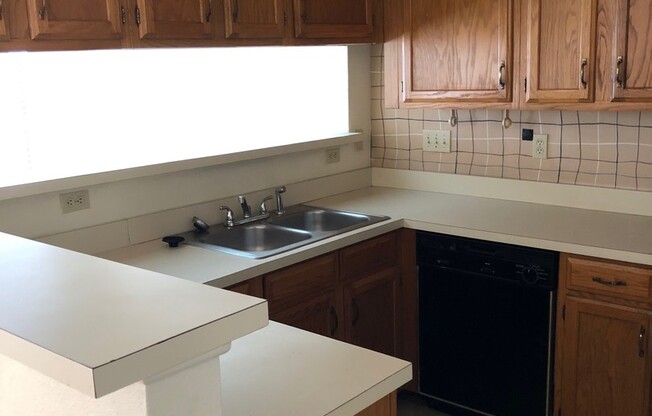UT PRELEASE: West Campus Gated Condo, 2/2, Walk in closet, Covered parking, Pool