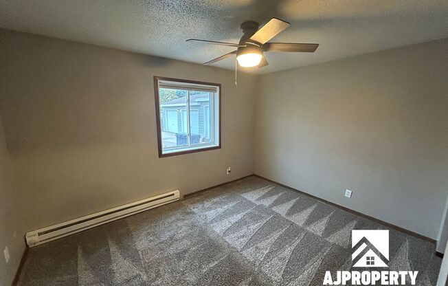 2 beds, 1 bath, 875 sqft, $950, Unit 2109 S Cleveland Ave Sioux Falls, SD Unit 2