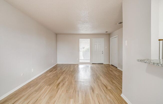 2 beds, 1 bath, 878 sqft, $1,150, Unit 338 W Mustang