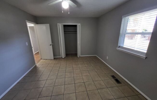 2 beds, 1 bath, $1,100, Unit 4