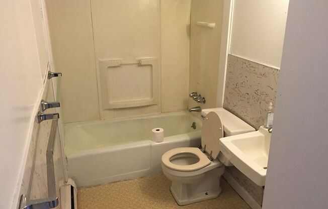 2 beds, 1 bath, $1,370, Unit 3