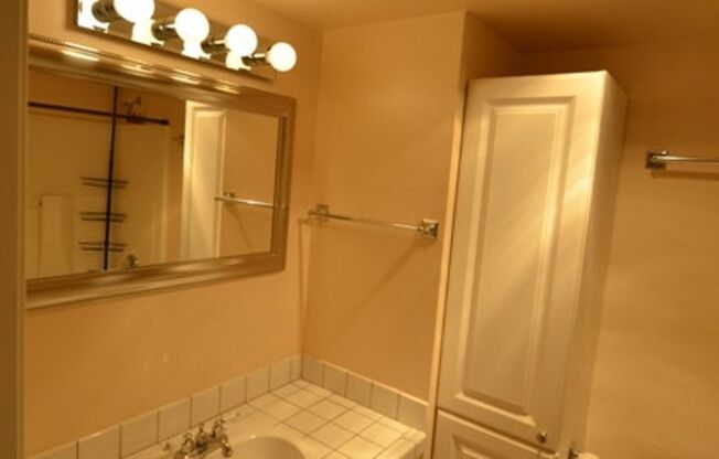 1 bed, 1 bath, $1,925, Unit Unit #E-308