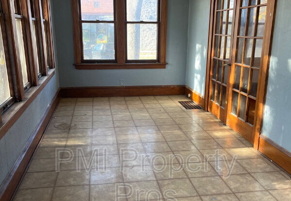 4572 LOWER W FOND DU LAC AVE