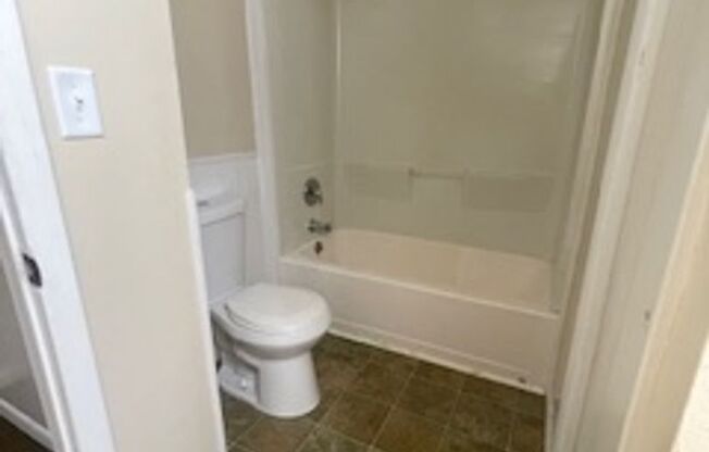 2 beds, 1 bath, $1,300