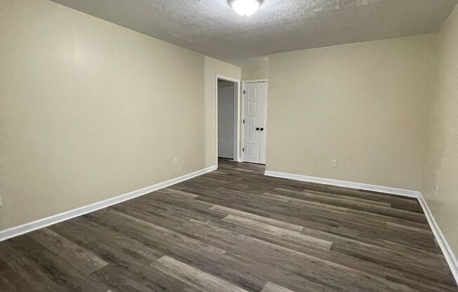 2 beds, 1 bath, $895, Unit 633 Colonette Drive