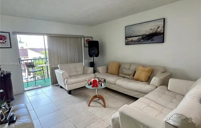 8005 Lake Dr
