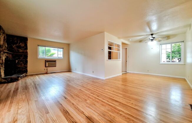 Charming Single Story 3bd House with Large Yard!