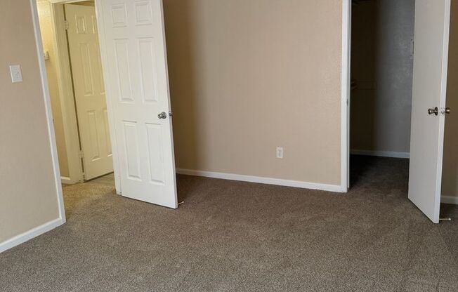 2 beds, 1 bath, 812 sqft, $1,085, Unit 402