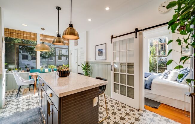 Cole Valley/Ashbury Heights: Remodeled Flat with Luxury Finishes, W/D In-Unit, Shared Yard, Parking & Storage
