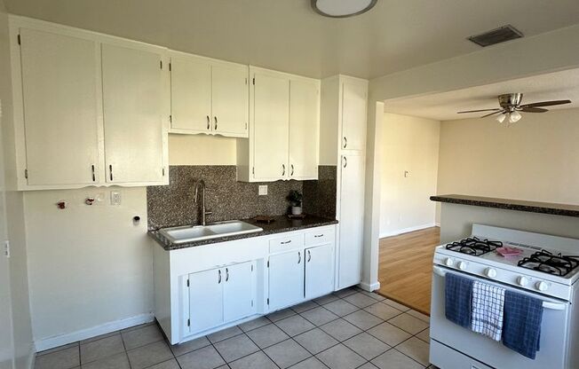 2 beds, 1 bath, 925 sqft, $2,595, Unit 13811