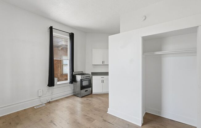 Studio, 1 bath, $899, Unit 726-04