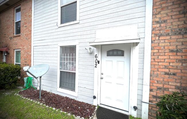 2 Bedroom Townhouse with a Fireplace and Reserved Parking