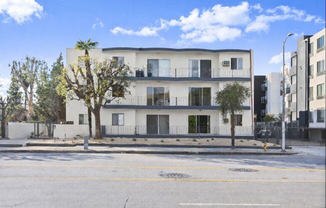 (Ellie:B) 5139 White Oak Avenue