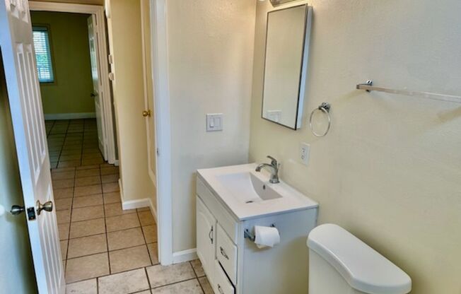 2 beds, 1 bath, $1,650, Unit 445 N. Hamilton Avenue #C