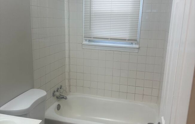 A beautiful newly renovated 3 Bed, 1 full bath on the Eastside! Close to Downtown!
