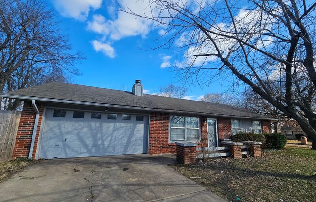 3 beds, 1.5 baths, 1,253 sqft, $1,550, Unit 2105 South Ash Ave