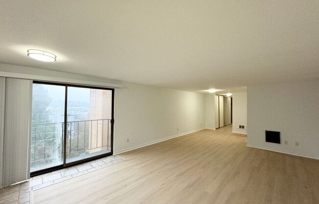 Top-Floor Magnolia Condo (brand-new wooden flooring)