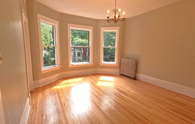 Beautiful Uptown  Neighborhood  2nd floor unit