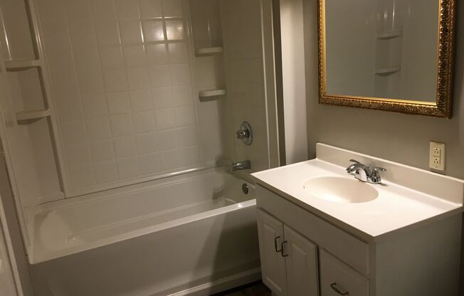 2 beds, 1 bath, 878 sqft, $950, Unit 2127 Oakhurst Circle