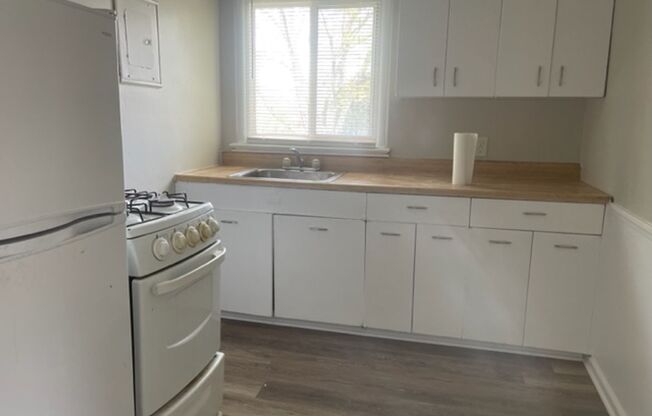 2 beds, 1 bath, $1,025, Unit 49- 42