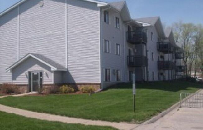 2 beds, 1 bath, 800 sqft, $885, Unit 400-03