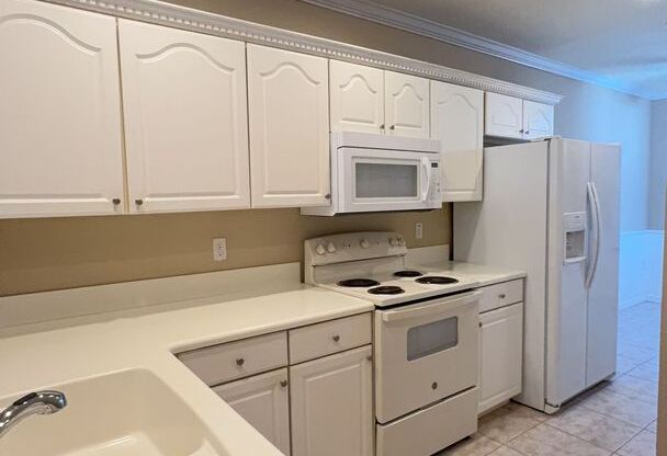 Adorable 2-bedroom, 2-bathroom 1st floor condo located in desirable Canopy Walk, Palm Coast, FL.