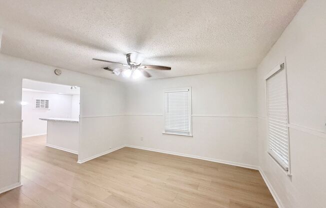 Adorable 2/1/1 Cottage in Angleton!!
