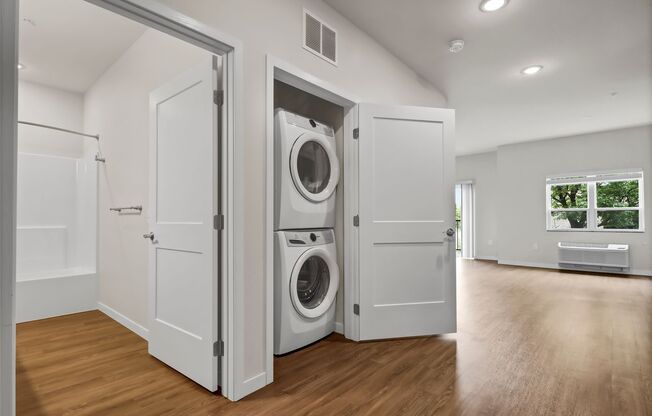 Studio, 1 bath, 678 sqft, $1,406, Unit 214