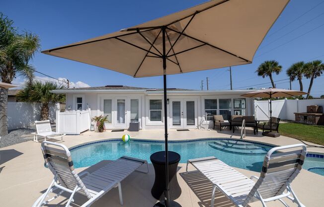 Vacation Pool home located directly Across from Beach and Tiki Bar and Pet Friendly 1 Mile to Flagler