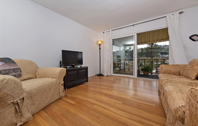 Bright 2BR/1.5BA Condo in Prime La Mesa Village Location