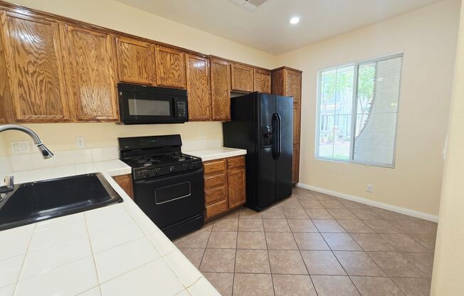 CHARMING 2 BED/ 2 BATH HOME WITH LOFT LOCATED IN LAMPLIGHT GARDENS!