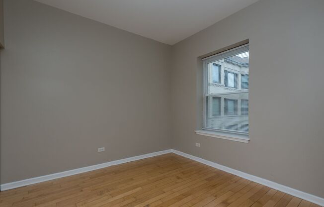 3 beds, 1 bath, $1,700, Unit 42-3