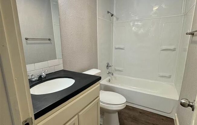 2 beds, 1 bath, 875 sqft, $1,025, Unit 4