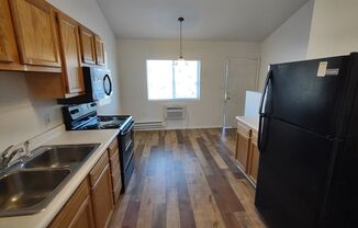 3 beds, 1.5 baths, 950 sqft, $975, Unit B