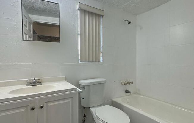 3 beds, 1 bath, 880 sqft, $2,300, Unit 5200-9