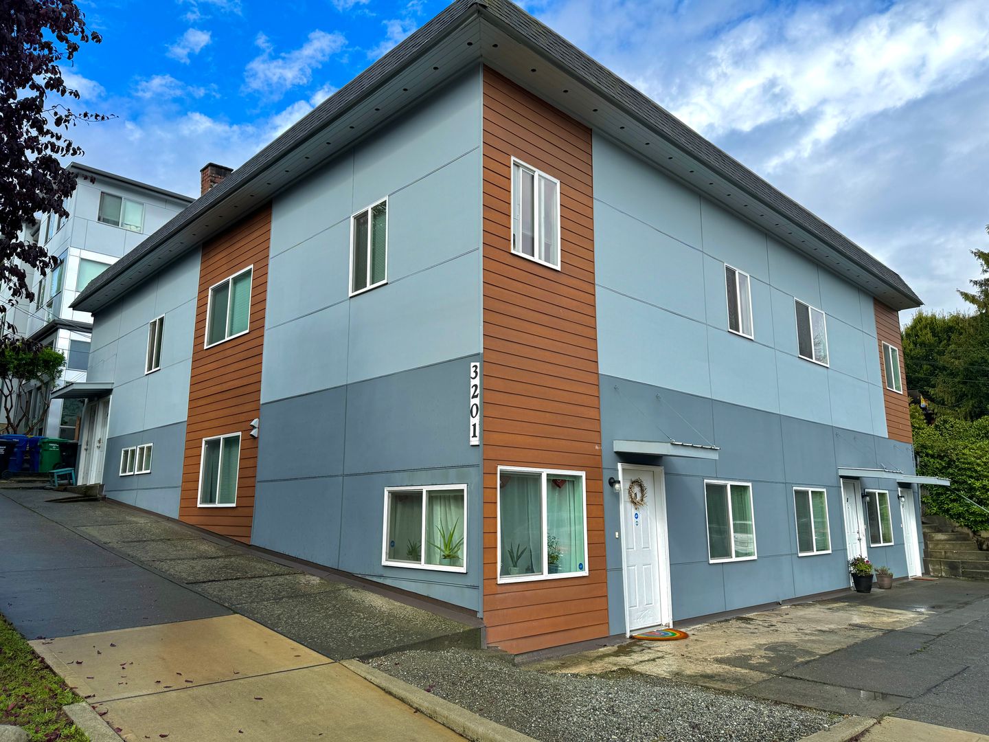 Fantastic 2 Bedroom on the East Slope of Magnolia! One Months rent concession!!