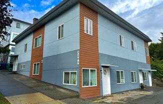Fantastic 2 Bedroom on the East Slope of Magnolia! One Months rent concession!!