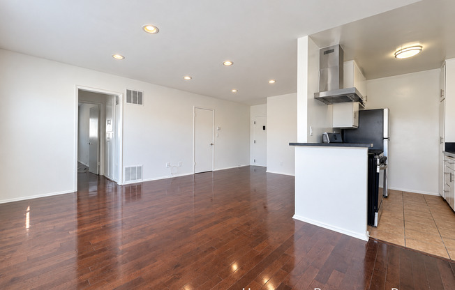 1159 N CURSON AVE