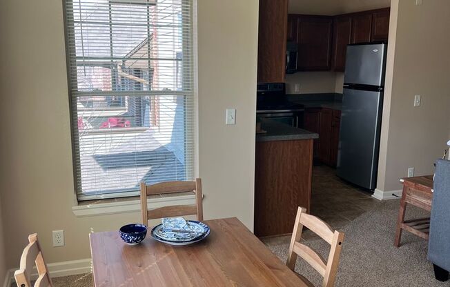 2 beds, 1 bath, 1,100 sqft, $1,695, Unit 615 - Unit 201 Duplex B1100