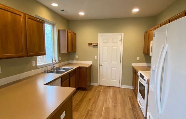 Airway Heights 3 Bed 2.5 bath + Large Rec Room Single Family Home. Available Now!