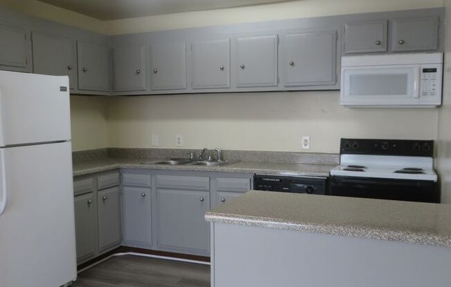 2 beds, 1 bath, $995, Unit 105A