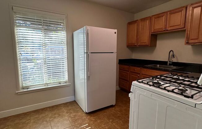 2 beds, 1 bath, $1,695, Unit 01A