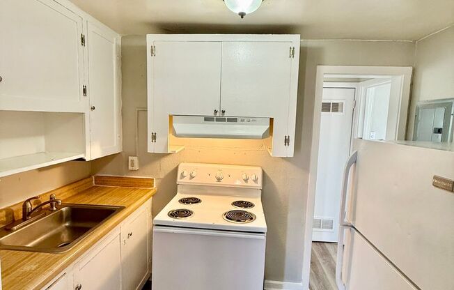 2 beds, 1 bath, $1,050, Unit Unit 1