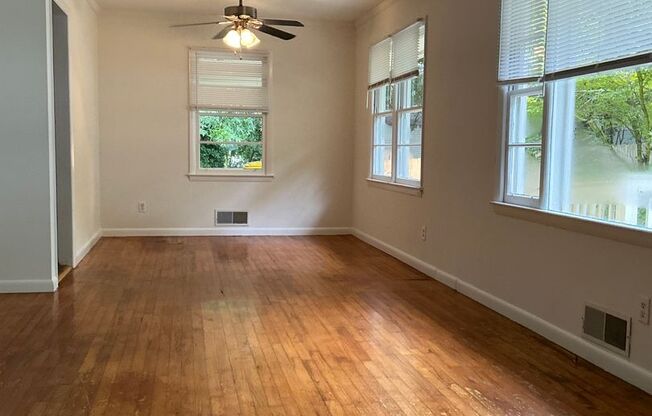 3 bedroom 2 bathroom house conveniently located in Athens