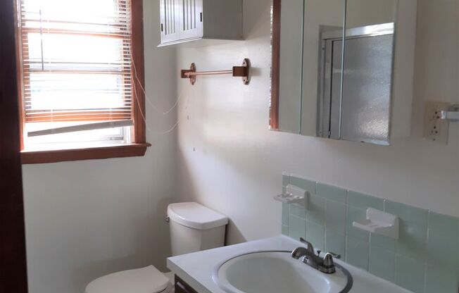 2 beds, 1 bath, 903 sqft, $1,140, Unit M-6