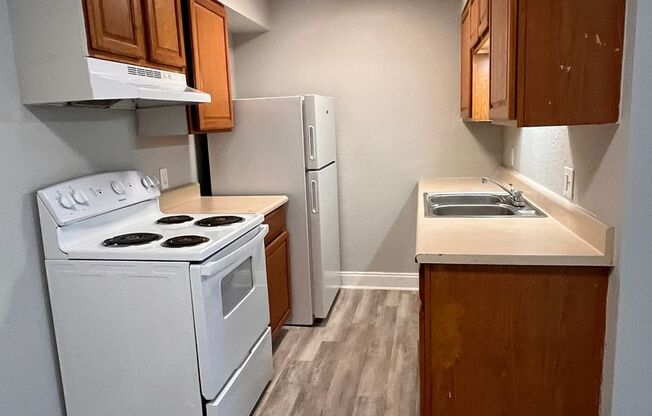 3 beds, 1 bath, $950, Unit I7