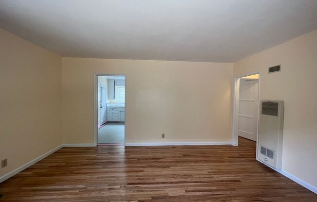 Spacious 1+1 in Burbank