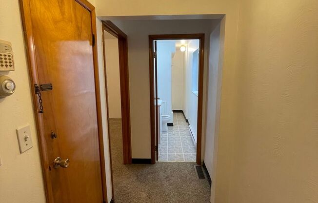 2 beds, 1 bath, $1,000, Unit Unit 1